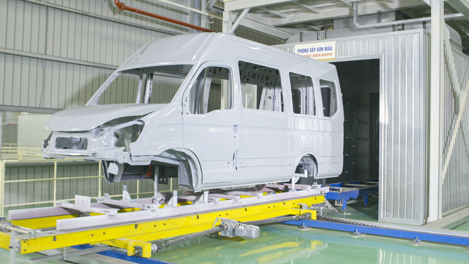 Hình 5. Phòng sấy sơn màu Minibus Iveco.jpg