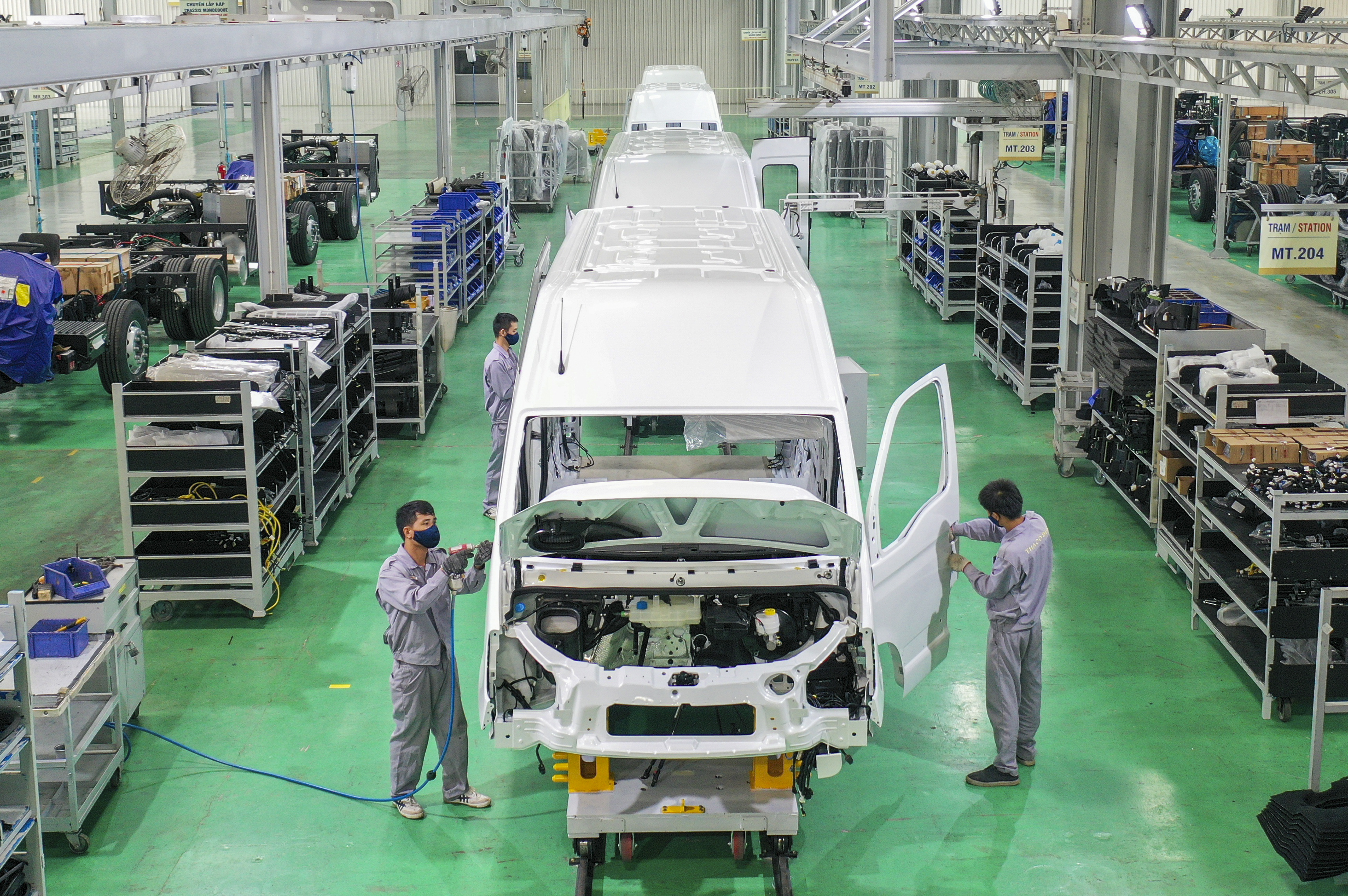 Hình 6. Trạm lắp ráp nội thất xe Minibus Iveco.JPG