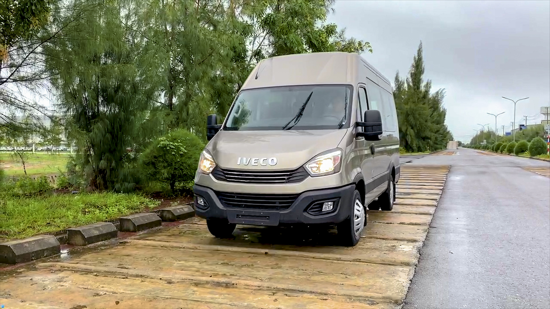 Hình 9. Xe mini-bus Iveco Daily được thử nghiệm trên đường thử..jpg