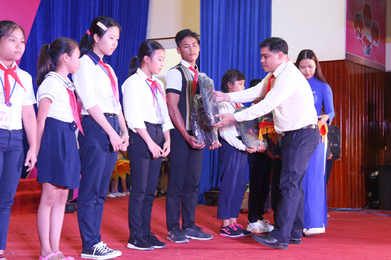 hoc bong Bac Ho (2).jpg