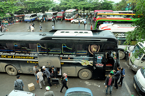 Bến xe Điện Biên với nhiều xe giường nằm đang hoạt động