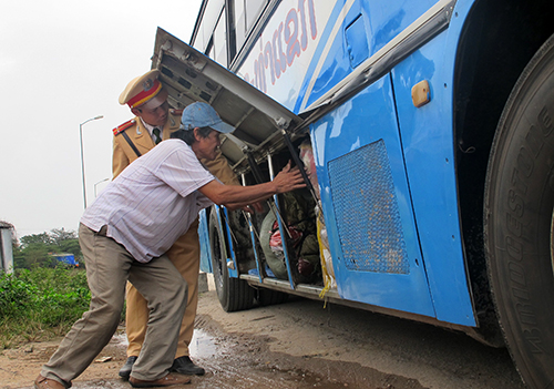 Xe khách giường nằm thường cồng kềnh cộng thêm việc chở hàng nặng khiến độ an toàn không cao