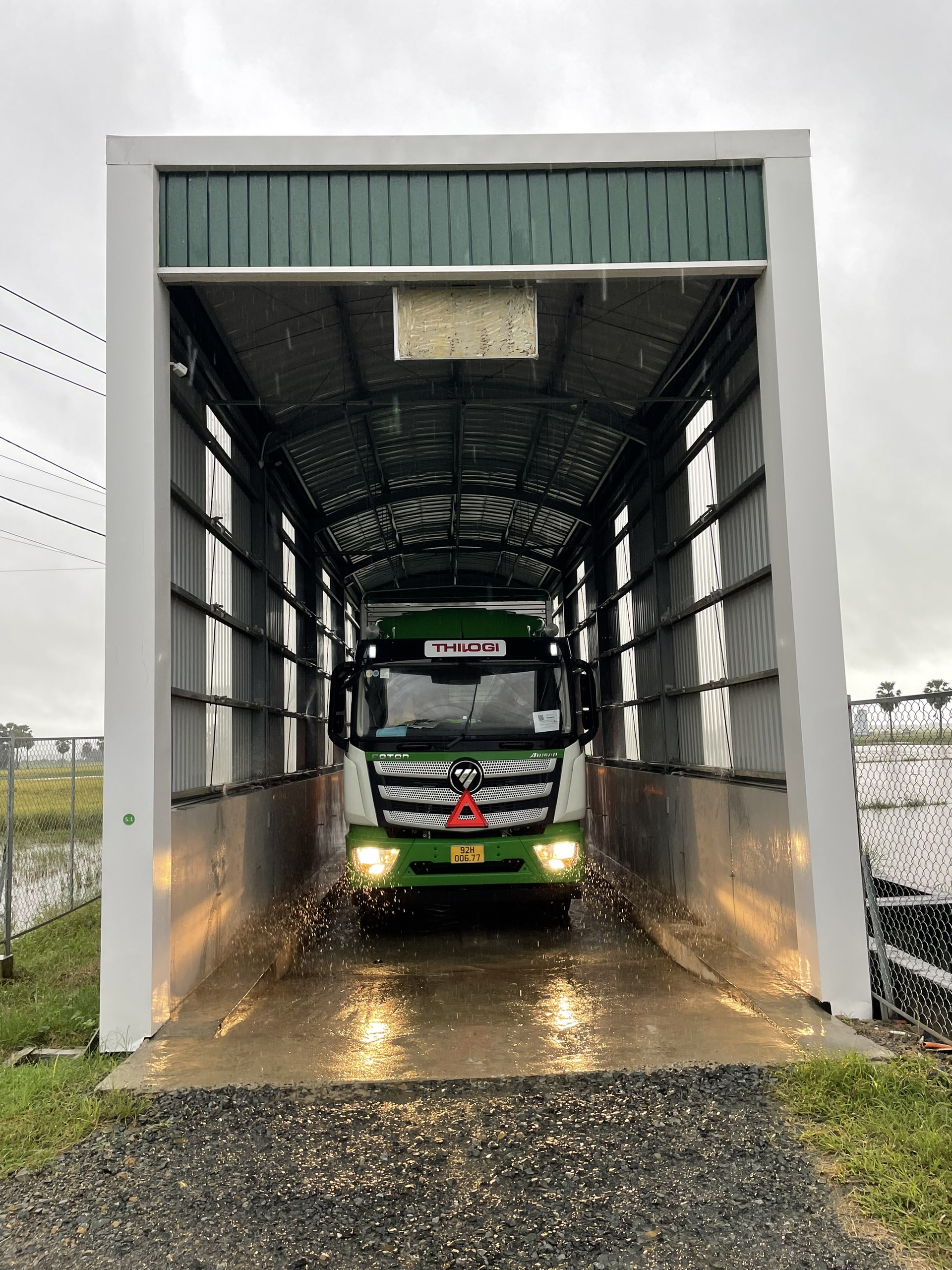 Khu vực sát khuẩn xe trước khi vận chuyển heo.jpg