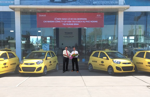 Lanh_dao_SR_QB_ban_giao_xe_cho_Taxi_Tien_Sa.jpg
