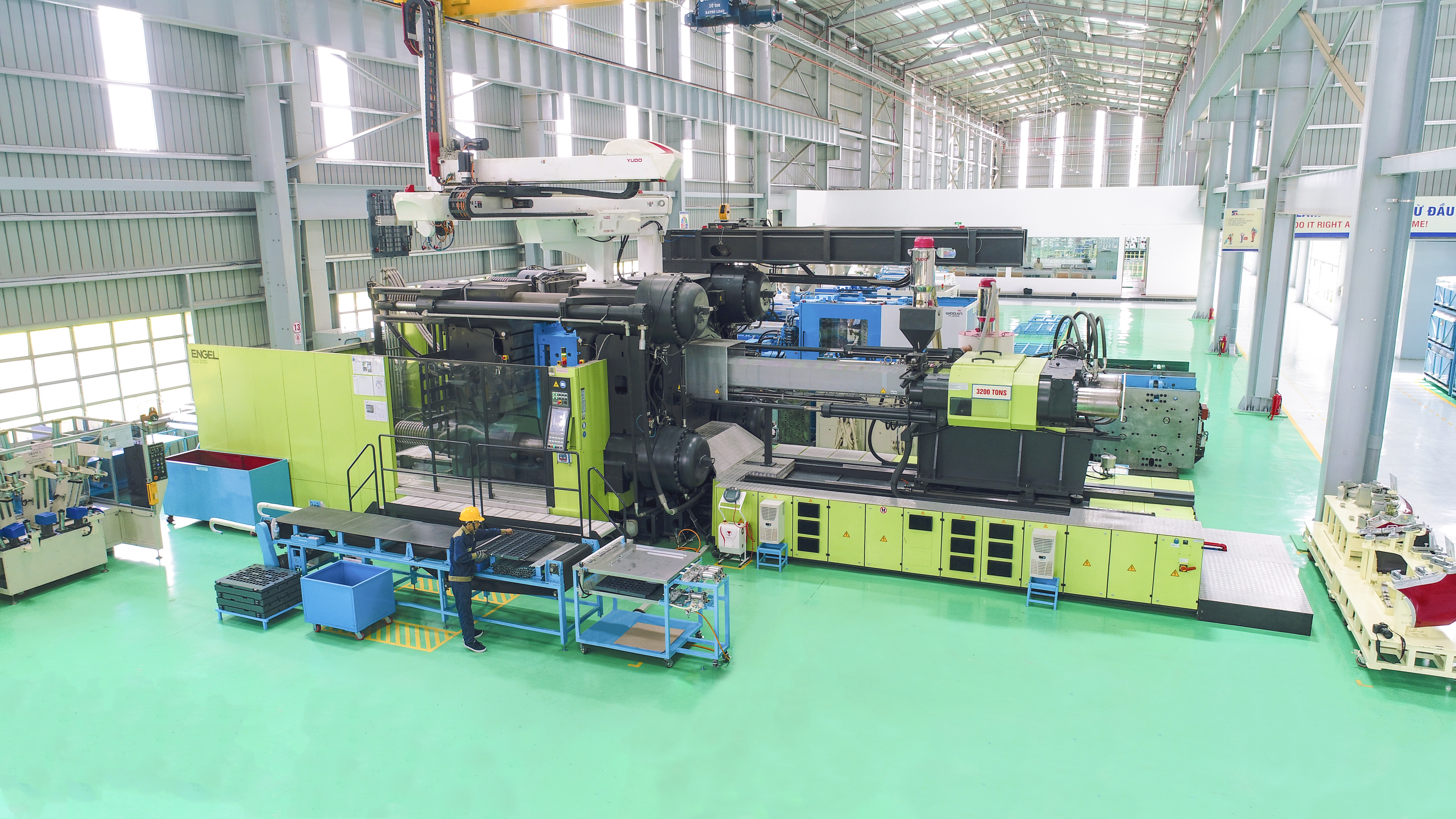 Máy ép phun 3200 tấn - NM LK Nhựa.JPG