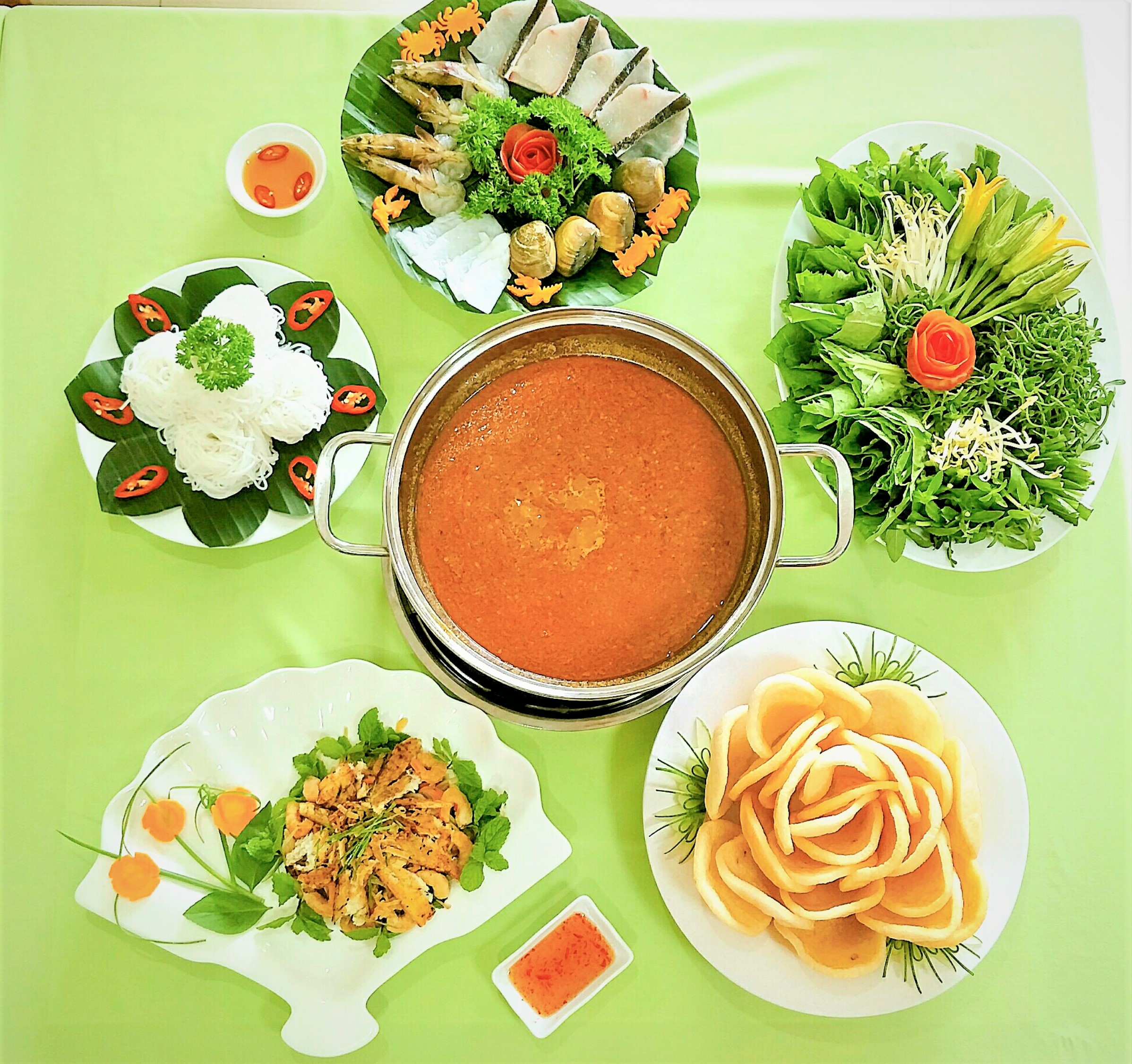 Món gỏi xoài khô cá lóc và món lẩu bông súng hải sản.jpg