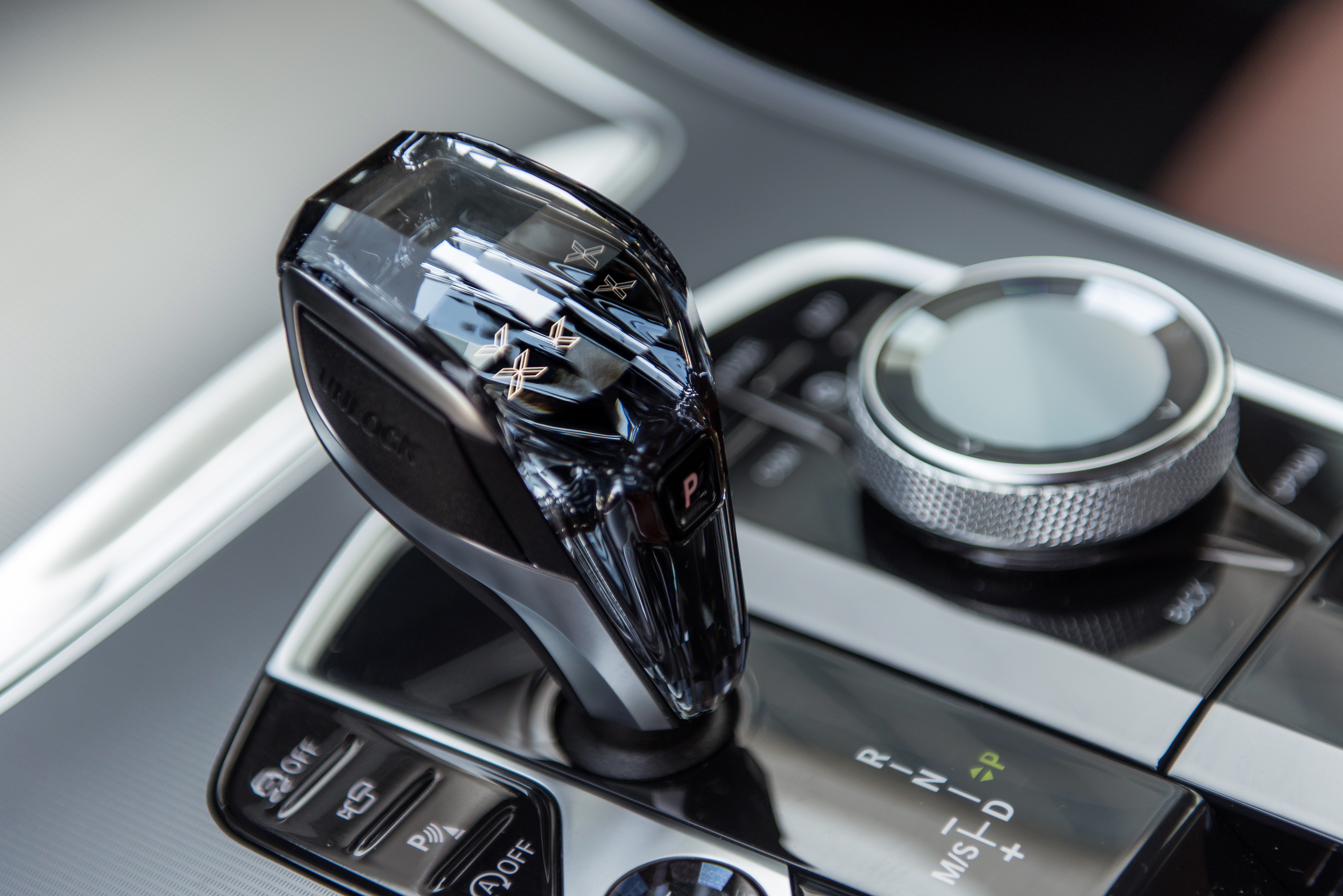 Nội thất chạm pha lê Crafted Clarity.jpg