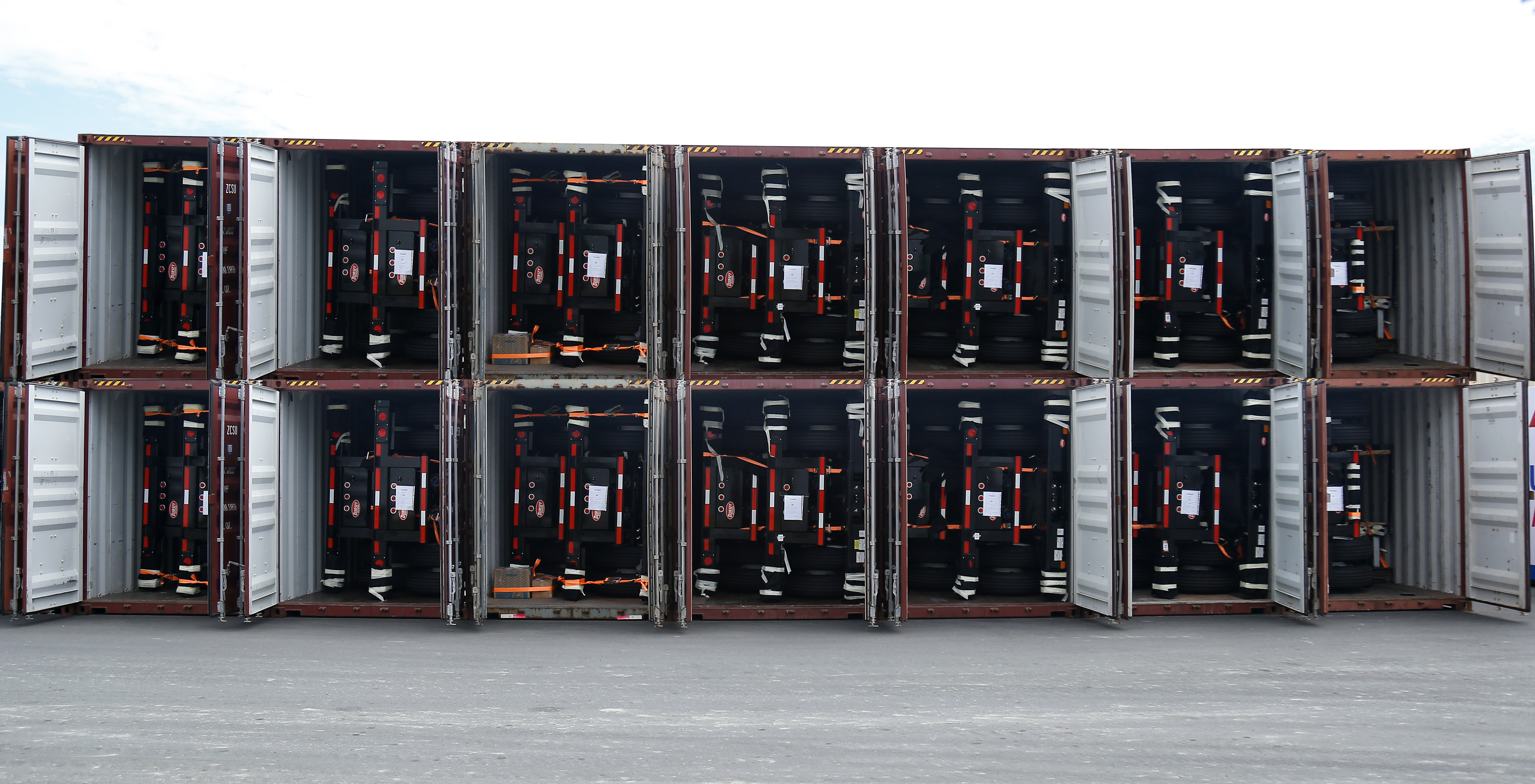 Sơmi rơmoóc được đưa vào container xuất khẩu.jpg