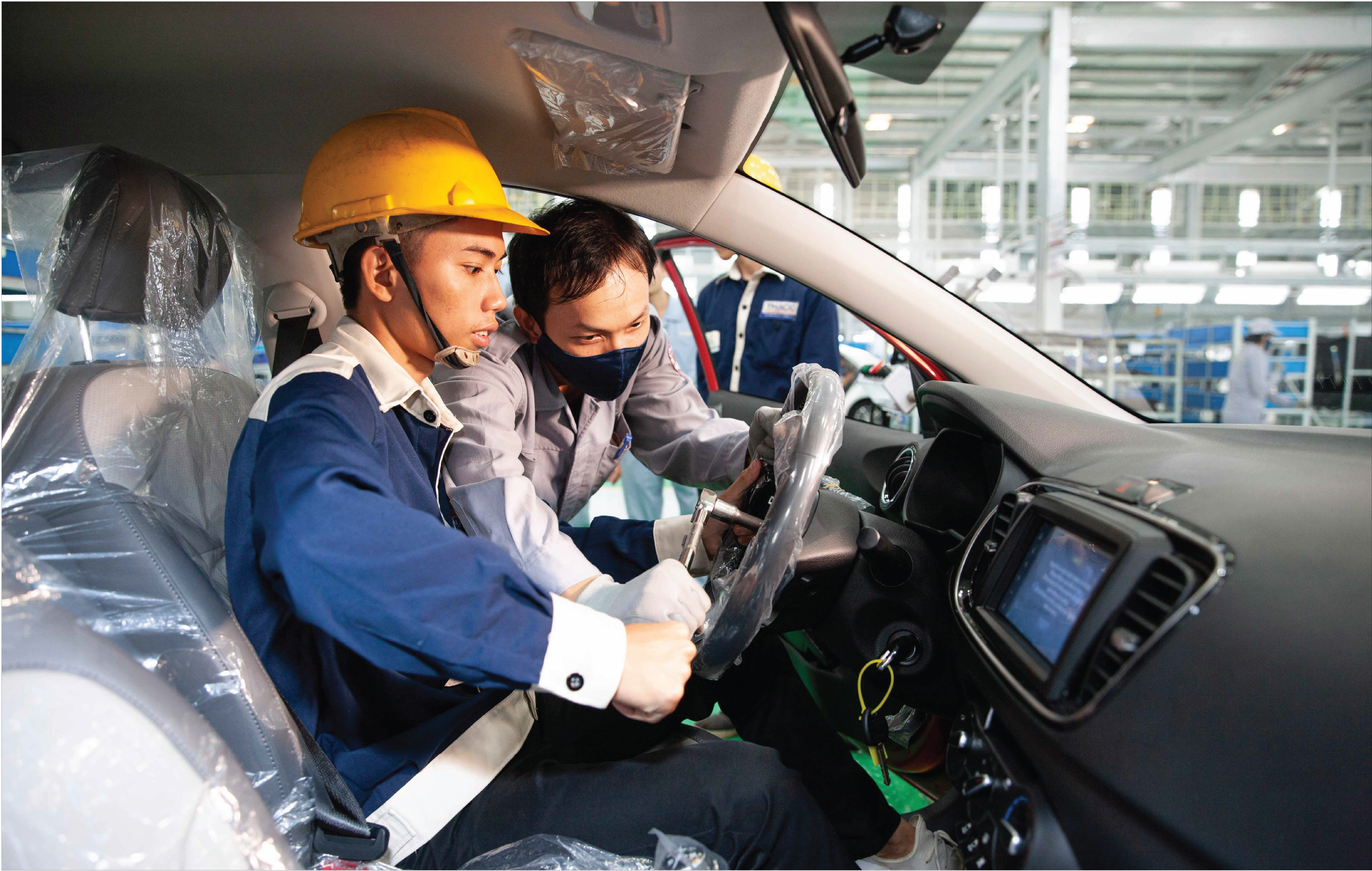 Sinh viên thực hành kiểm tra thông số trên xe Kia trước khi xuất xưởng..png