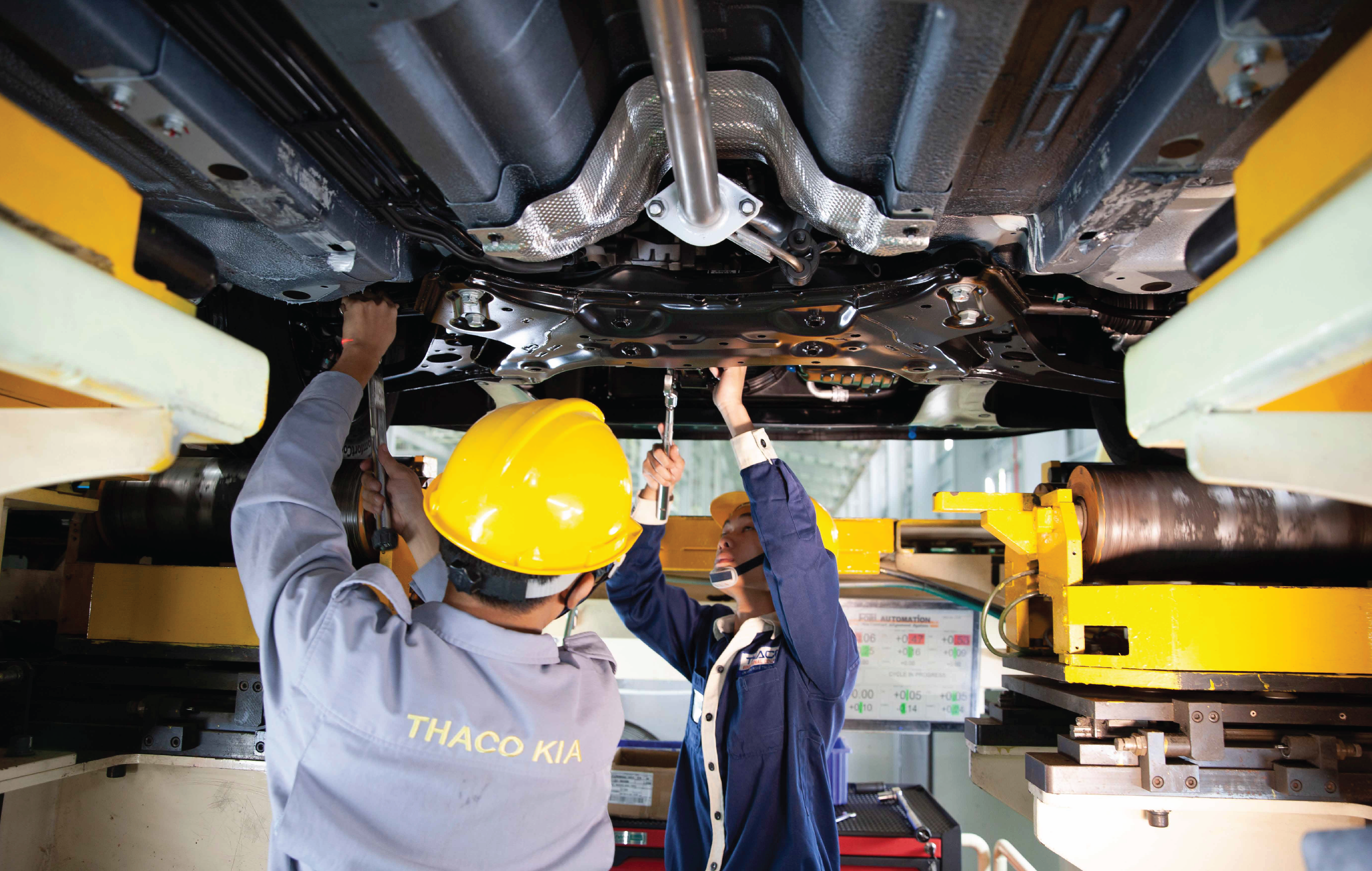 Sinh viên thực hành lắp ráp tại Nhà máy Thaco Kia.png