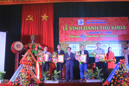 tai tro le vinh danh thu khoa dhdn.jpg