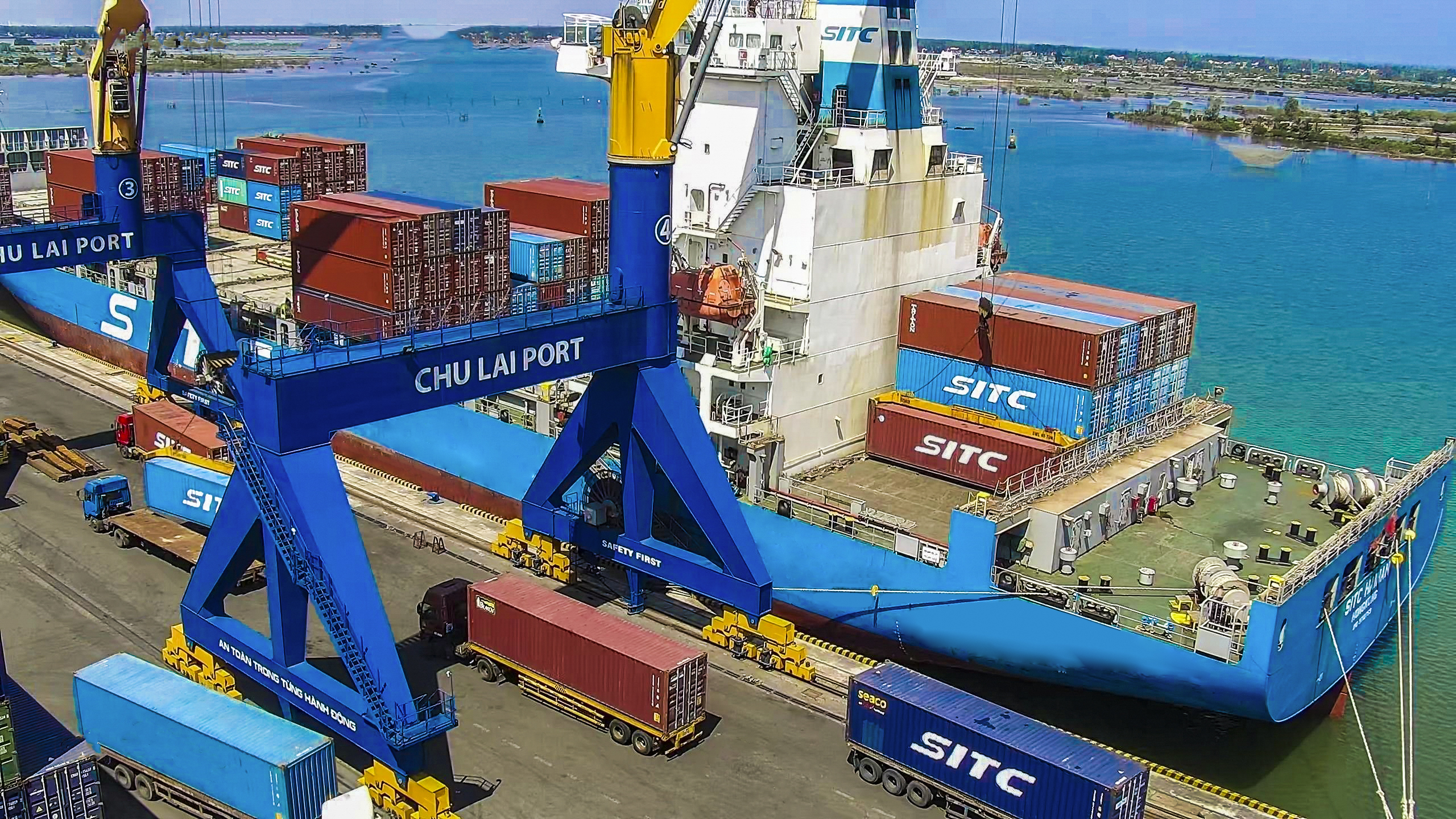 Tàu SITC HAINAN cập bến và làm hàng tại cảng Chu Lai.jpg
