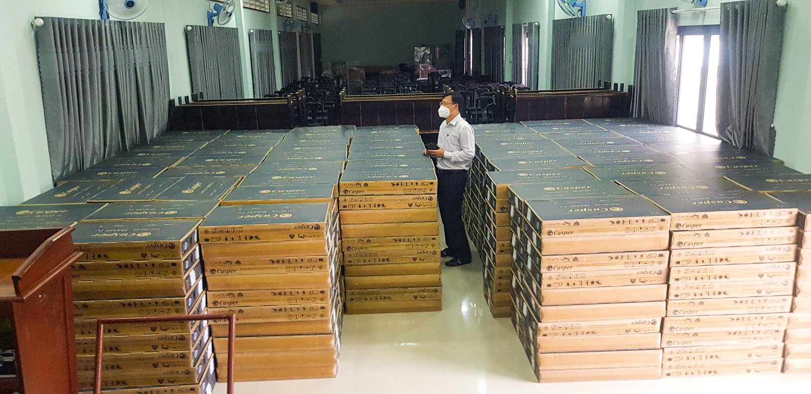 THACO tang giao duc Tra Vinh 1000 smart ti vi dung de day va hoc tuyen EDIT.jpg