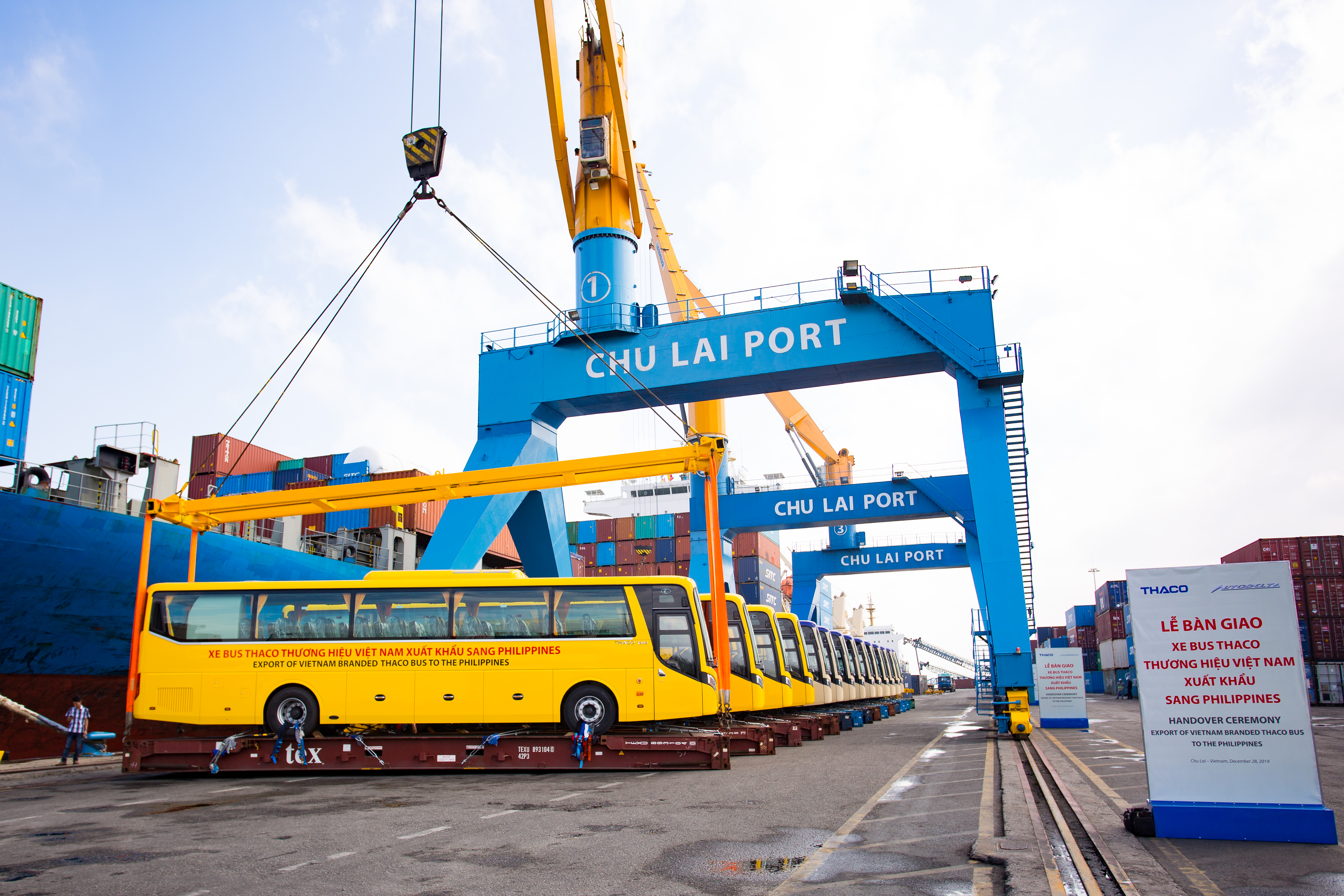 Thaco xuat khau bus  (1).jpg