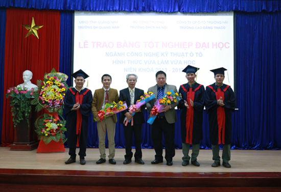 trao bang tôt nghiep (2).jpg