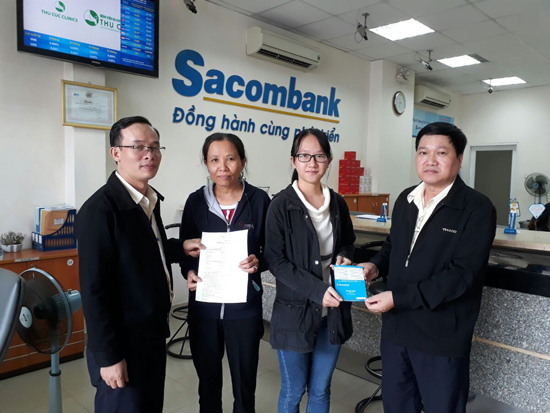 Trao so TK cho con chị Định ( 19-12-2016)2.jpg