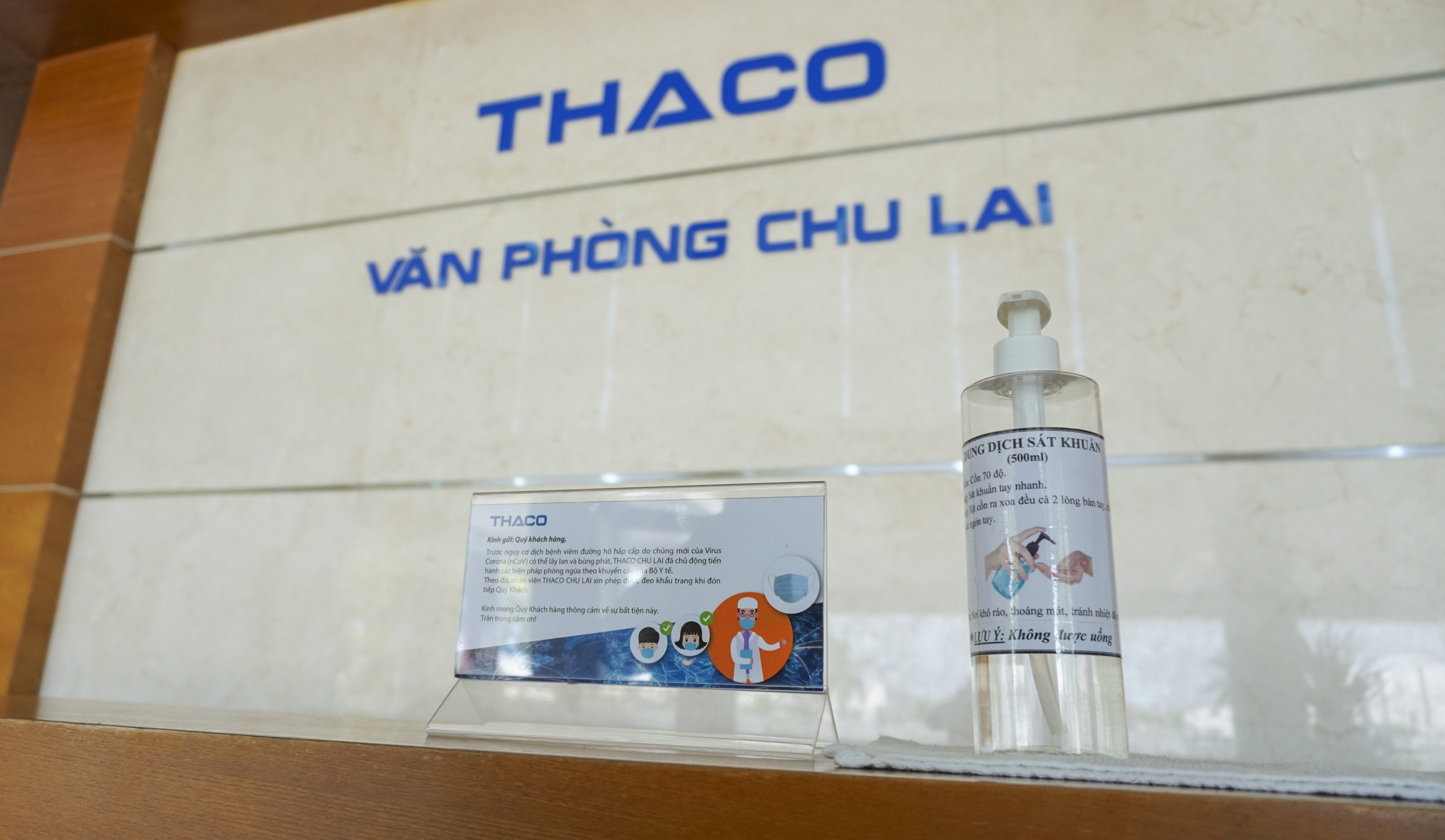 10. CB-NV sát khuẩn tay trước khi lên xe.jpg