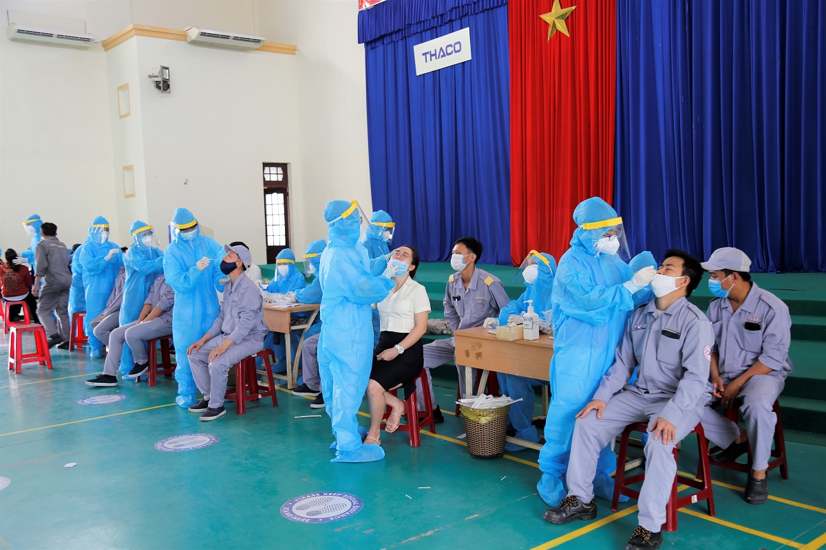 14. Các nhân viên y tế lấy mẫu xét nghiệm Covid-19 cho CBNV-edit.jpg