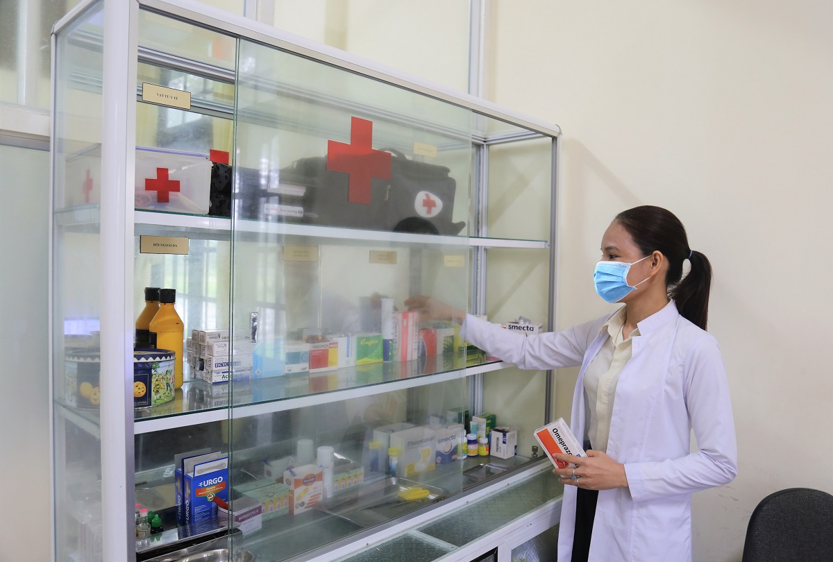 6. Chị Trương Thị Tiên đang kiểm tra, phân loại thuốc-edit.jpg