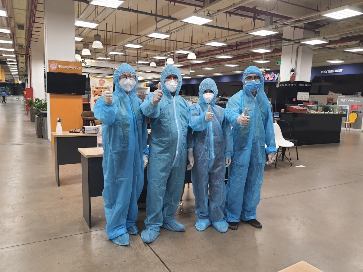 17. Anh Nguyễn Minh Hoàng thực hiện xét nghiệm nhanh cho nhân sự làm việc tại Emart-edit.jpg