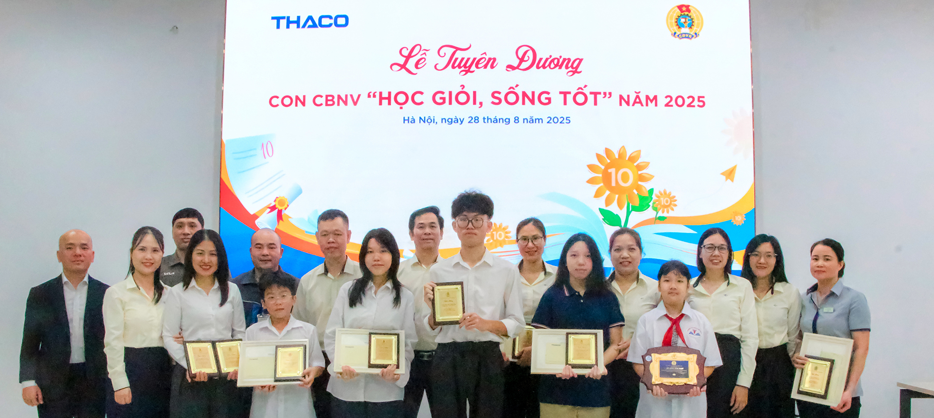THACO Hanoi Office honors employees' children achieving "Study Well - Live Well" 2025 awards