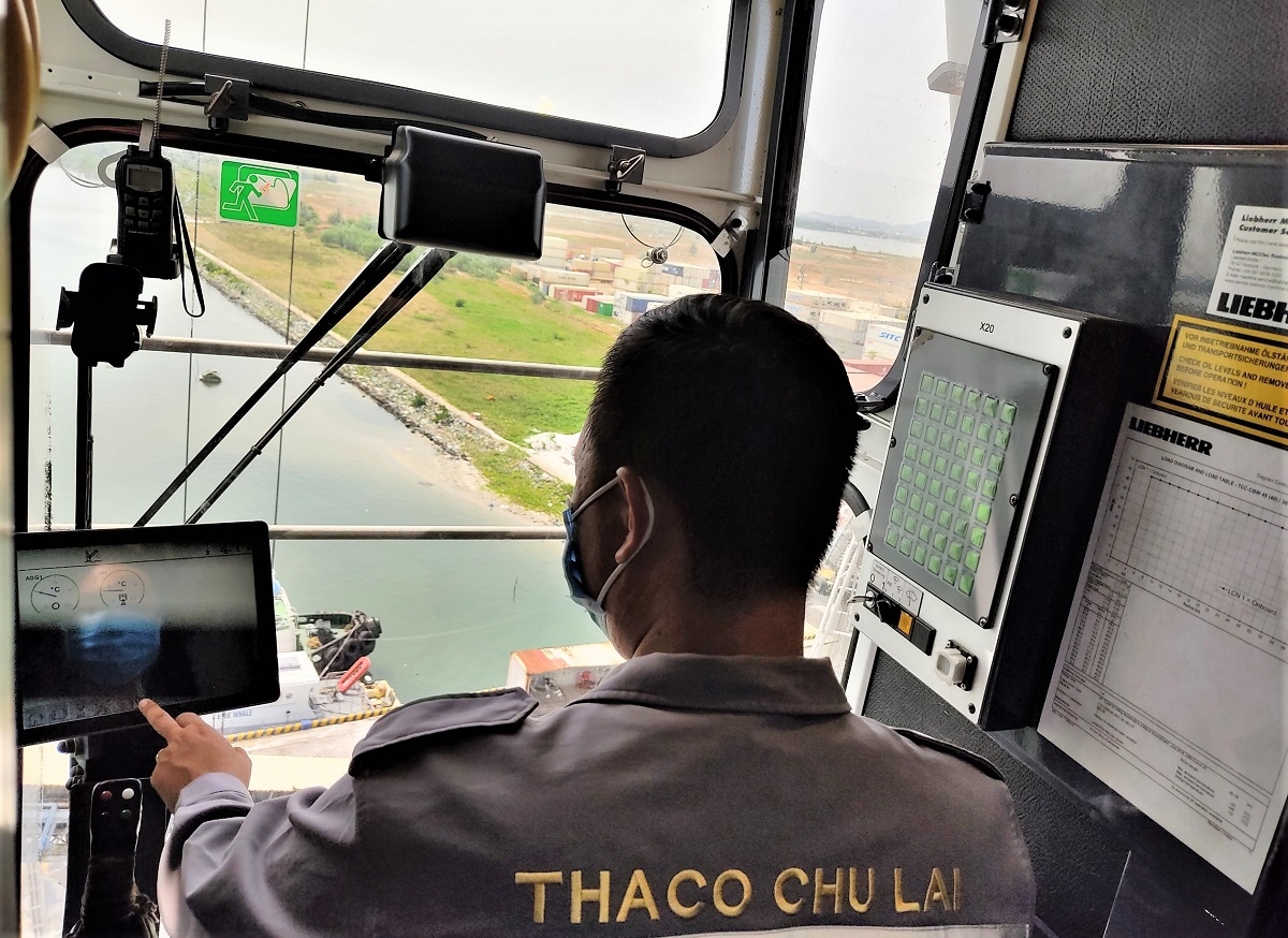 7. Anh Sang đang vận hành cẩu Liebherr-WEB.jpg