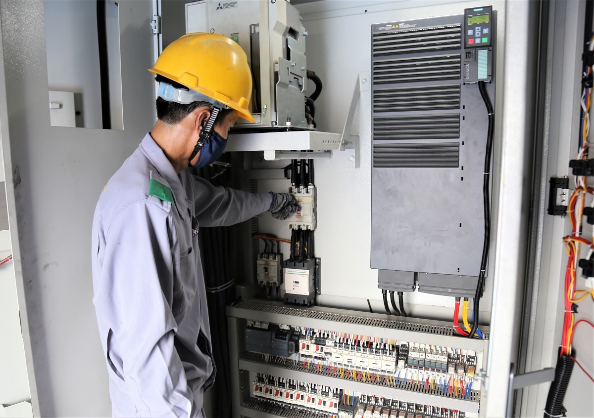 10. Cẩu Liebherr làm hàng tại cảng Chu Lai.-edit WEB.jpg