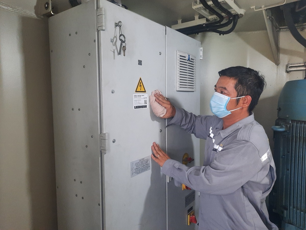 1. Anh Huỳnh Văn Duy đang khởi động máy cầu Liebherr-WEB.jpg