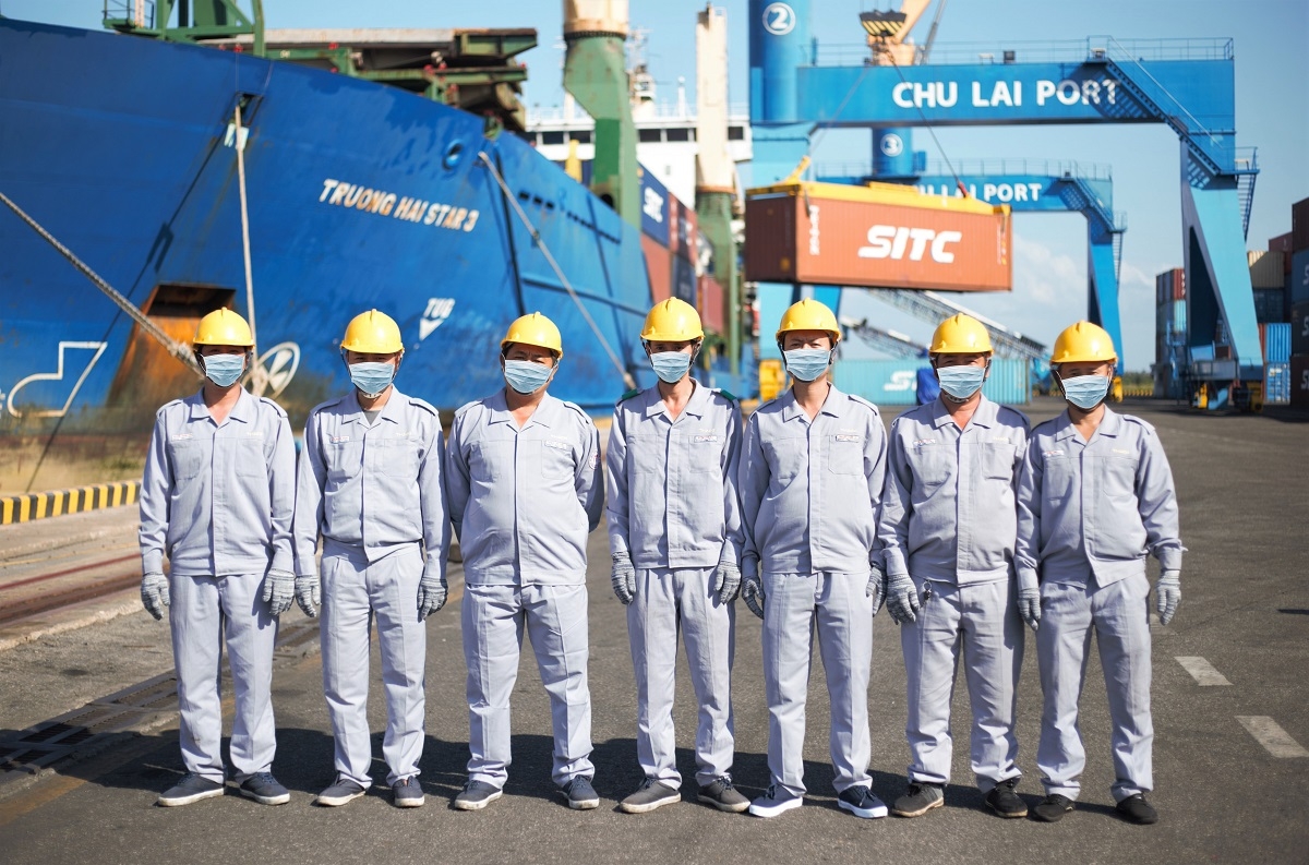 8. Các công nhân bộ phận lái cẩu - Tập thể xuất sắc năm 2019 (2)-WEB.jpg