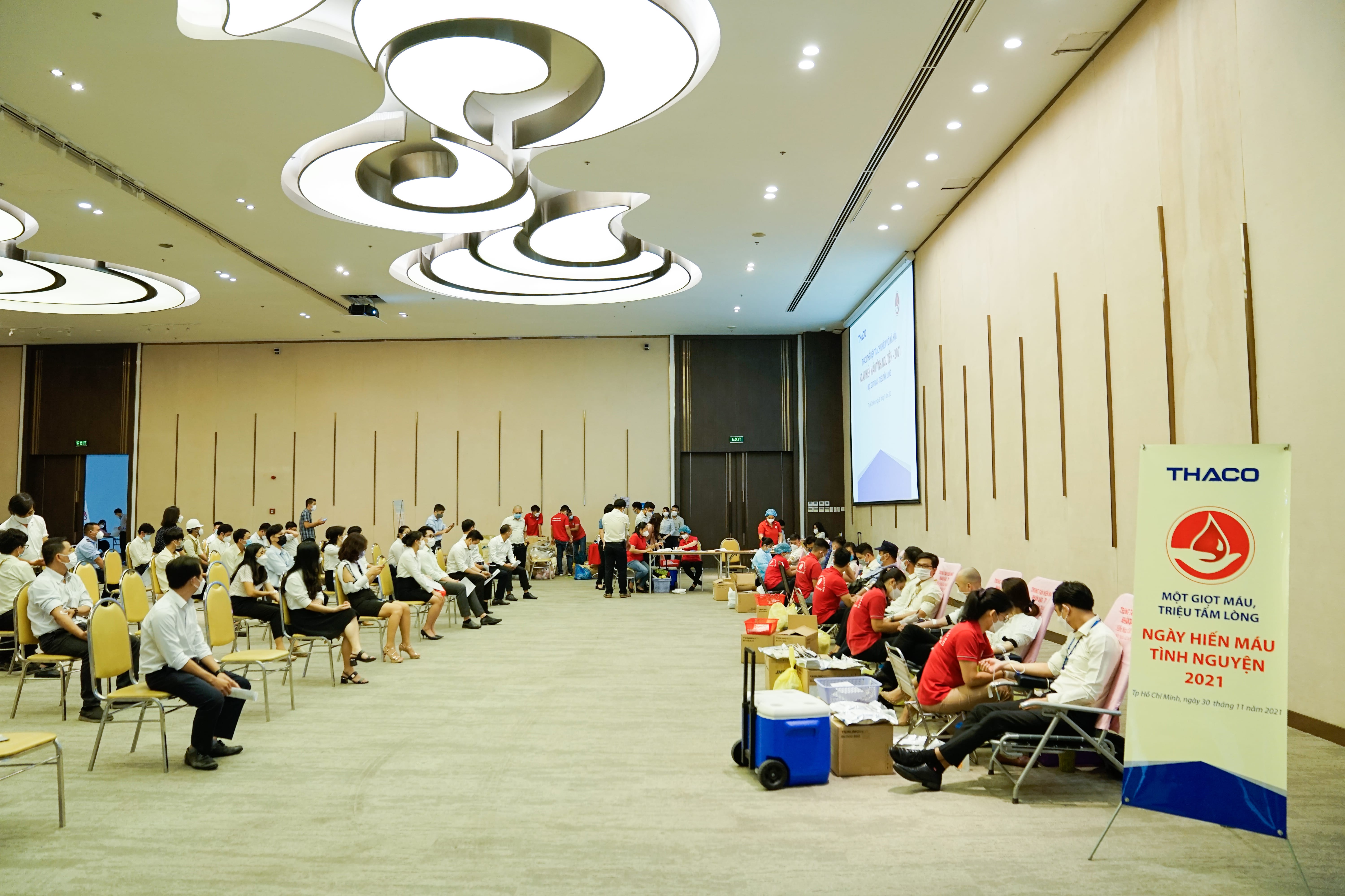 1.Nhân viên đang tham gia hiến máu tình nguyện.jpg