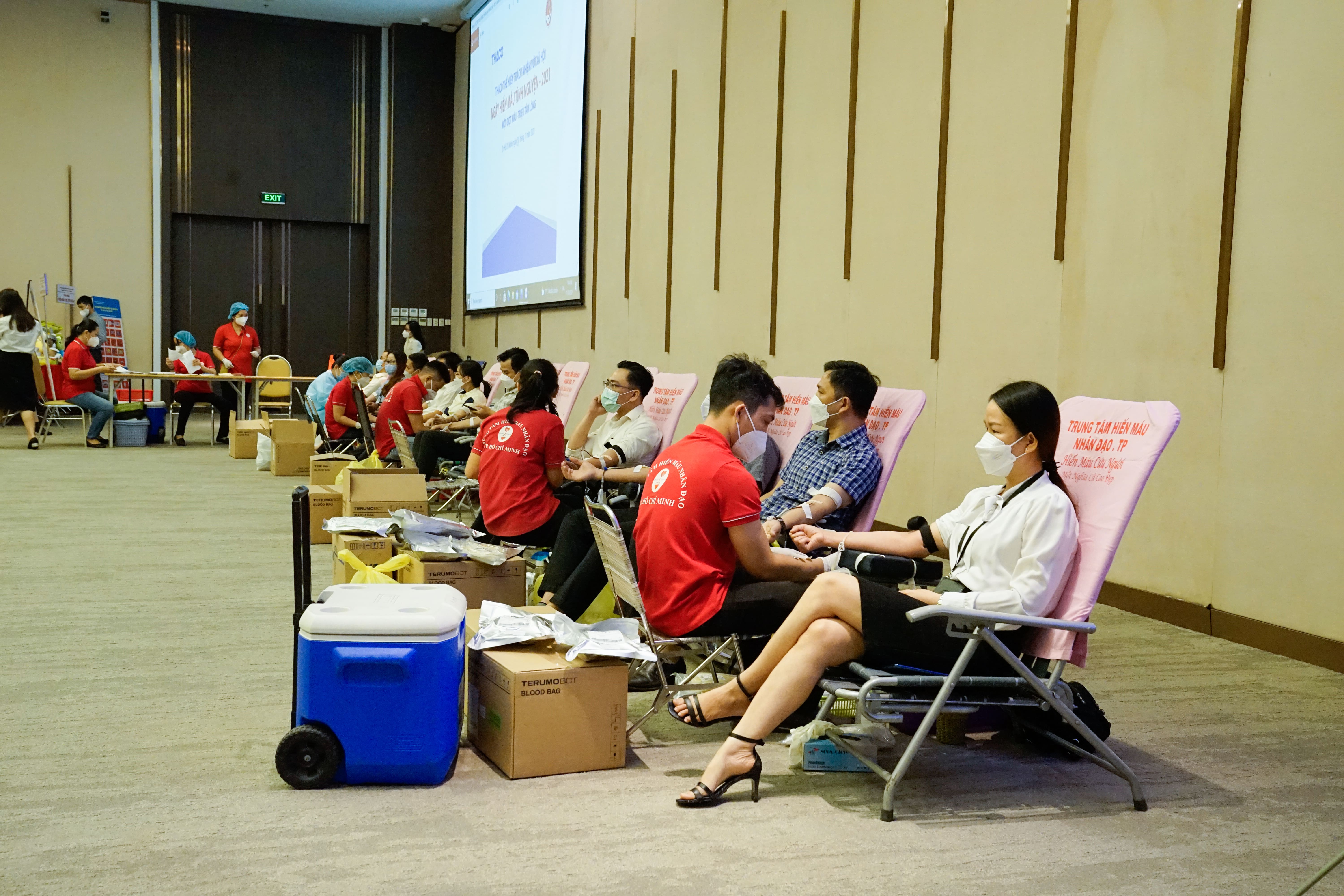 1. Nhân viên THACO tham gia hiến máu nhân đạo.jpg