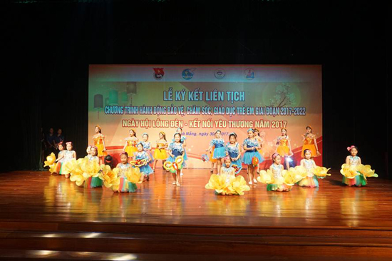 trao qua trung thu (2).jpg