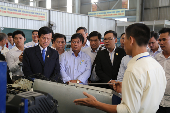 Hoi DN tham quan nha may1.jpg