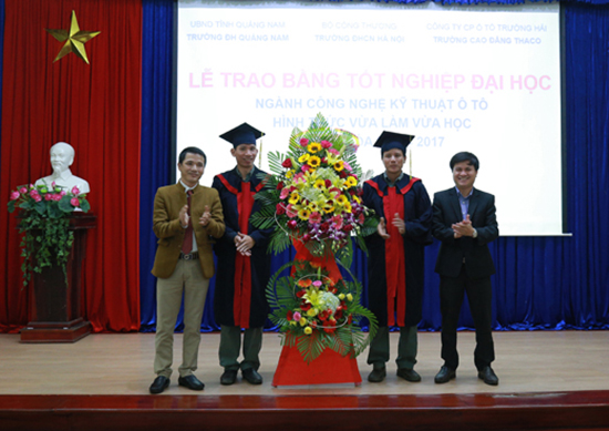 trao bang tôt nghiep (1).jpg