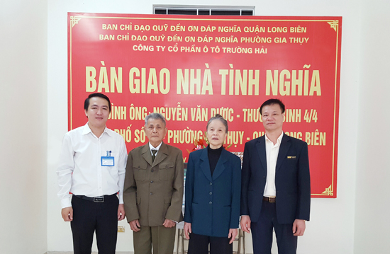 TRAO TANG NHA TINH NGHIA GIA THUY.jpg