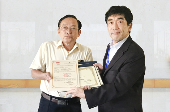 LAM VIEC VOI NHAT BAN.jpg