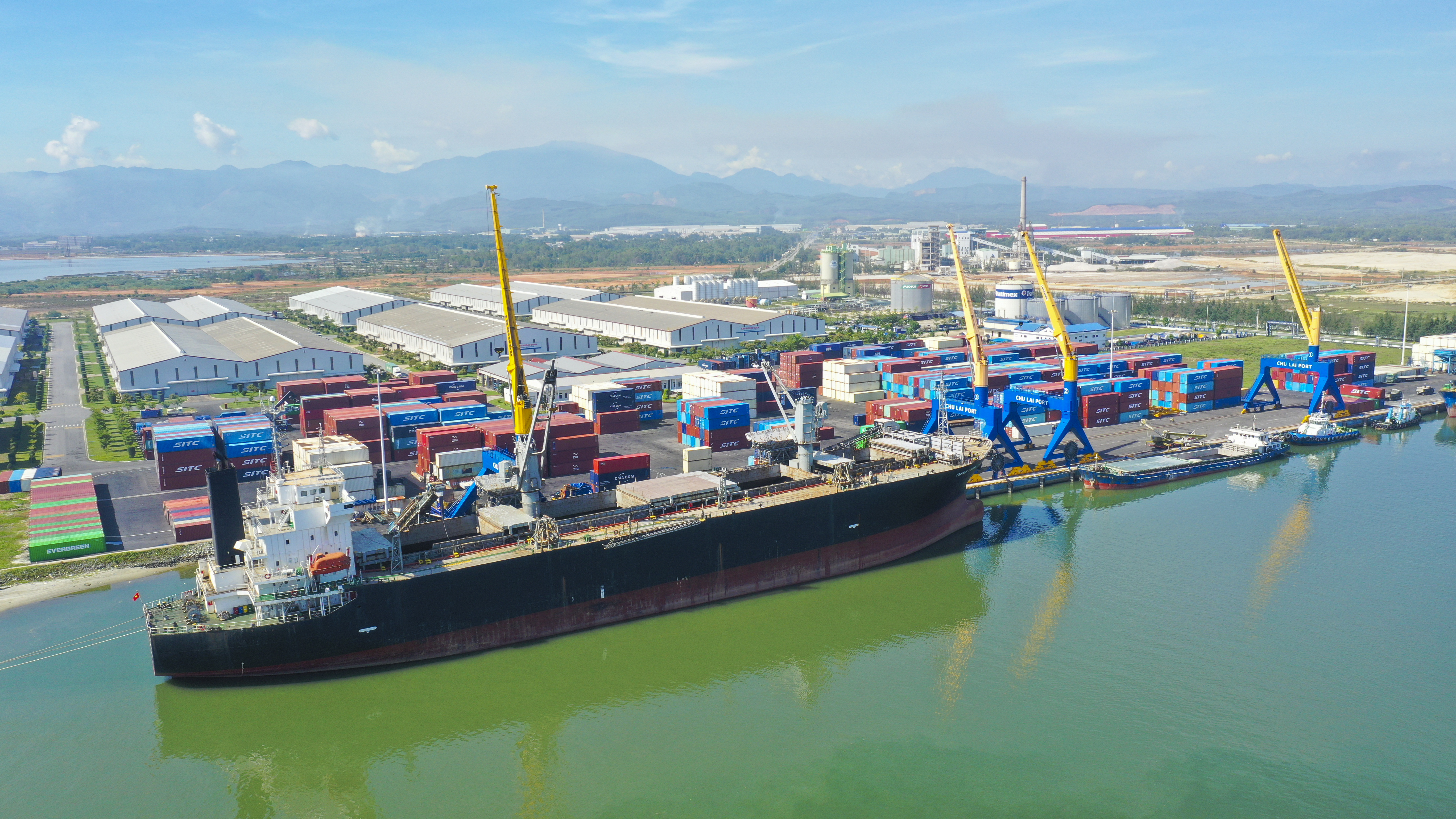 1. Tàu Thanh Thanh Đạt 99 vận chuyển hàng dăm gỗ xuất khẩu từ cảng Chu Lai đến cảng Jinhai (Trung Quốc). .JPG