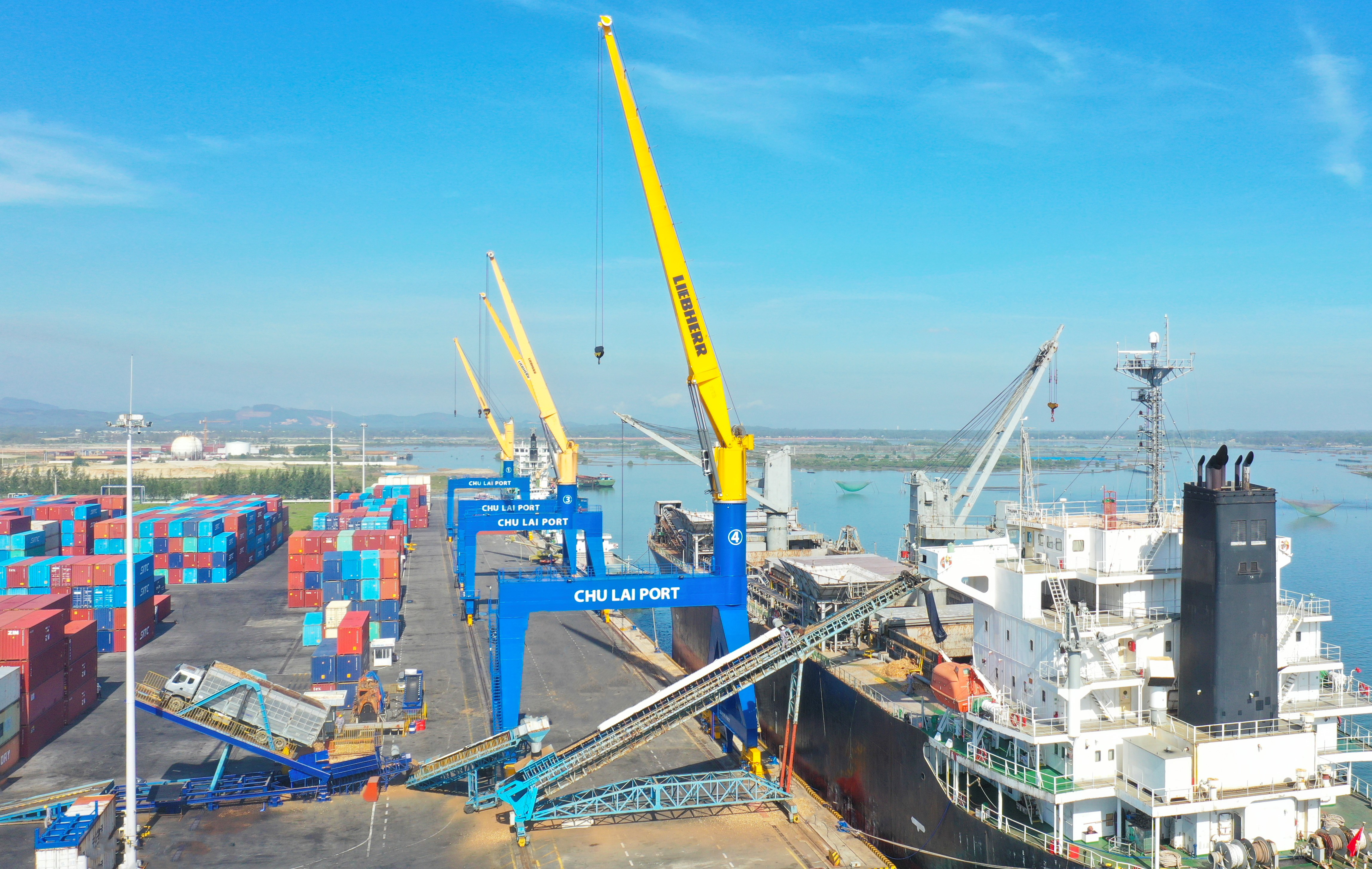 2. Vận chuyển hàng dăm gỗ lên tàu bằng băng chuyền.jpg