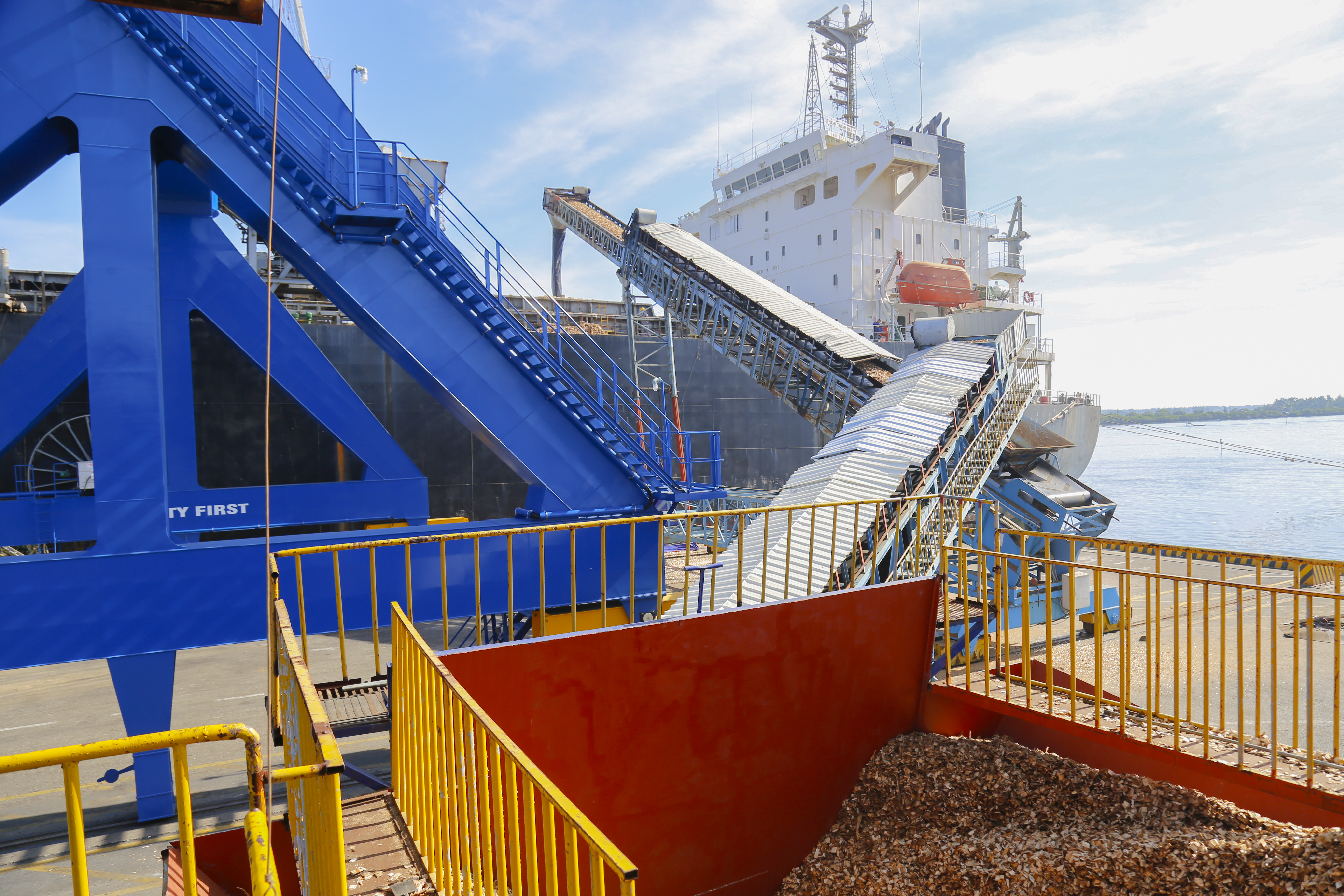 4. Băng chuyền vận chuyển hàng dăm gỗ lên tàu.JPG