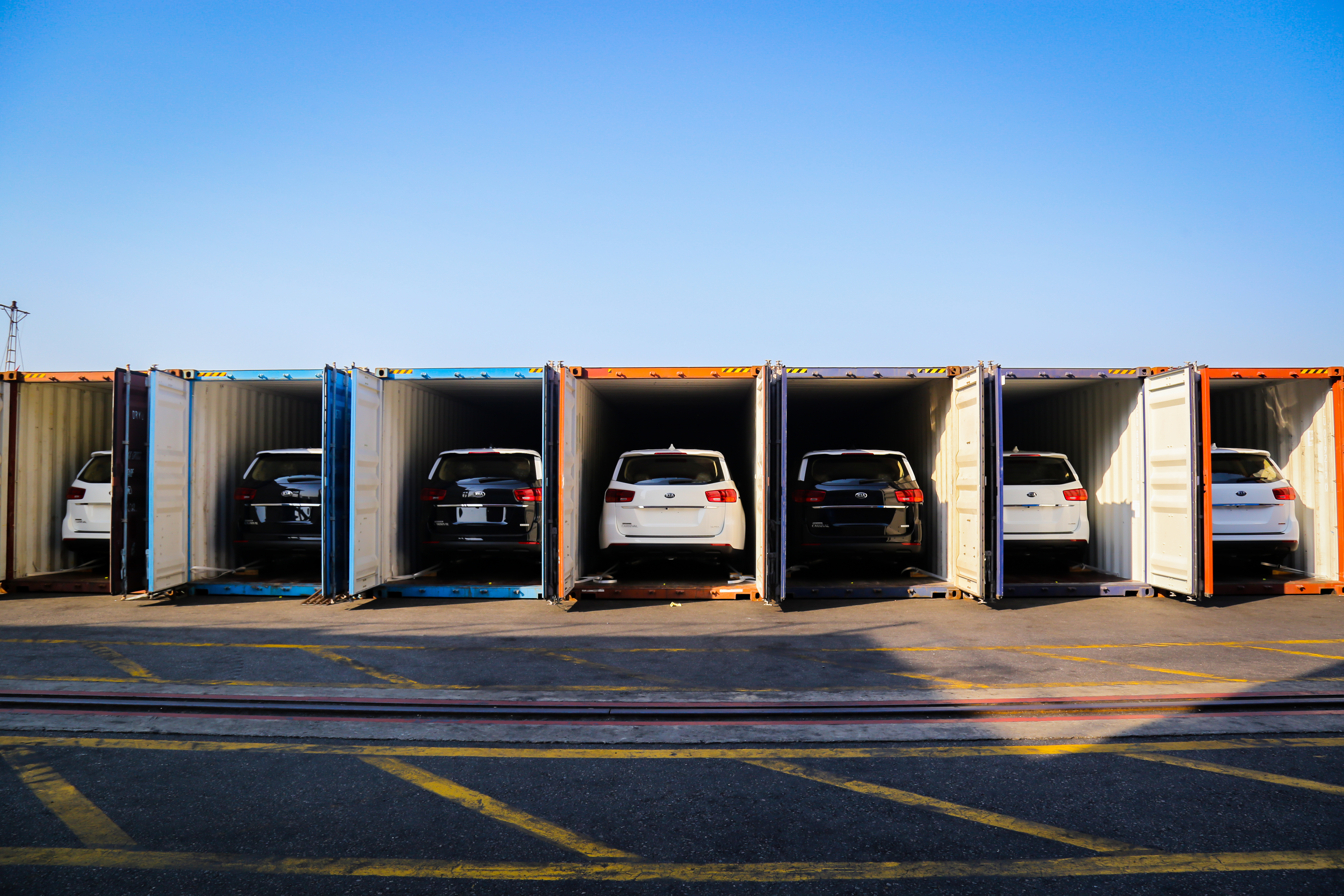 Thaco xuat khau xe KIA SEDONA (4).jpg