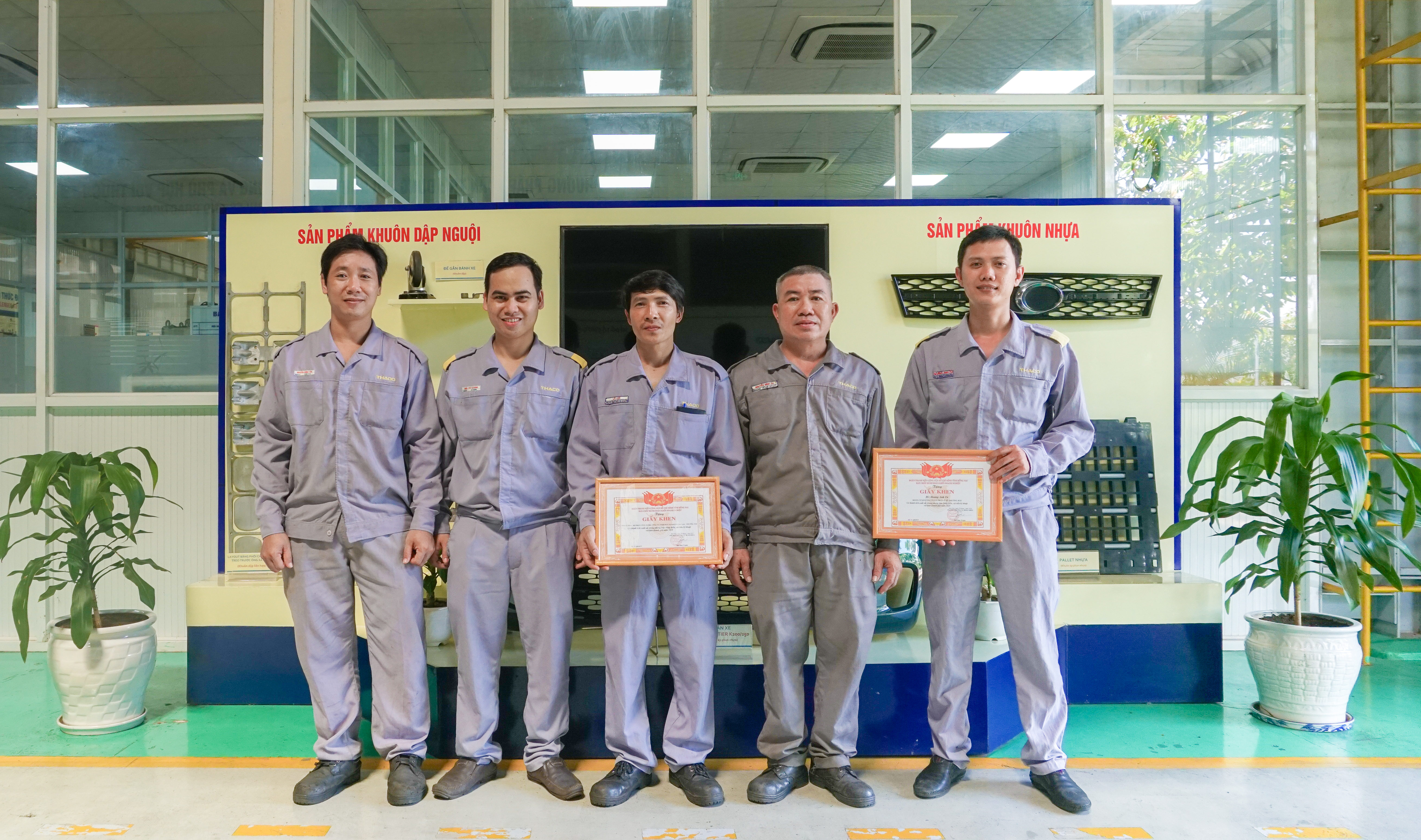 1. Các thành viên tổ cải tiến nhà máy khuôn.jpg