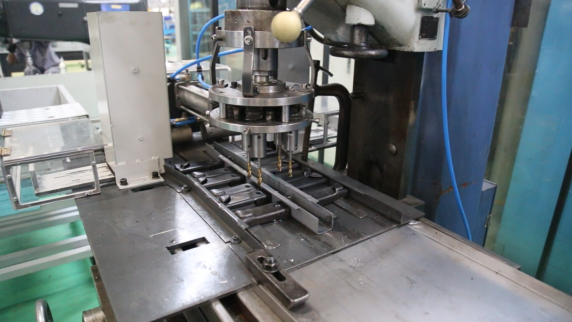 4. Cải tiến hệ thống Taro 04 đầu, cấp phôi tự động .jpg