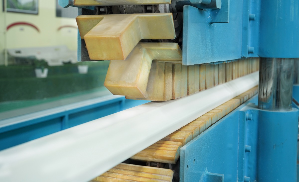 1. Máy đùn biên dạng vách nhựaEDIT.jpg