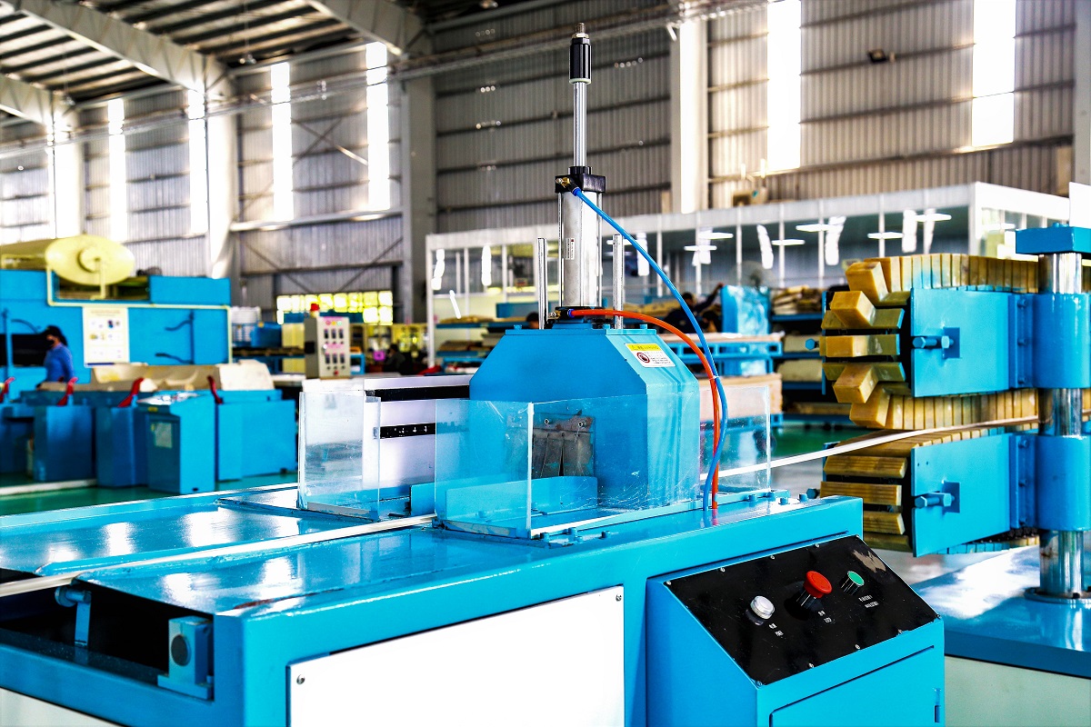 3. Máy cắt ống nhựa thủy canh theo kích thước khách hàng yêu cầuEDIT.jpg