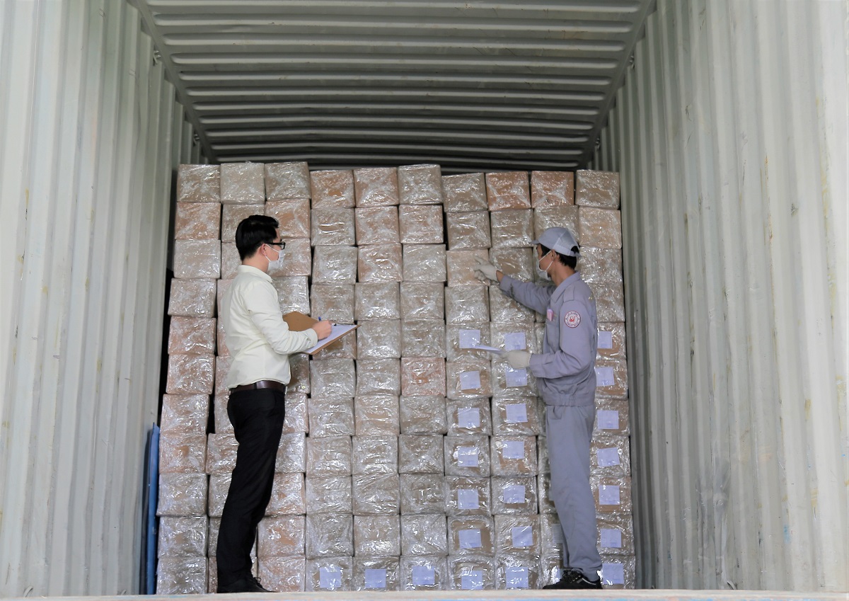 15. Kiểm tra ống nhựa thủy canh trước khi đóng seal, vận chuyển vào TP. Hồ Chí Minh xuất khẩu sang Israel-edit.jpg