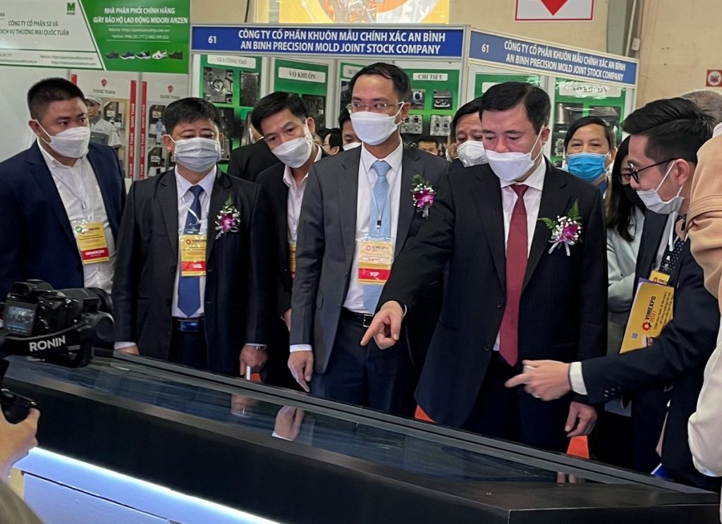 3. Các đại biểu tham quan, tìm hiểu sản phẩm của THACO Industries-edit.jpg