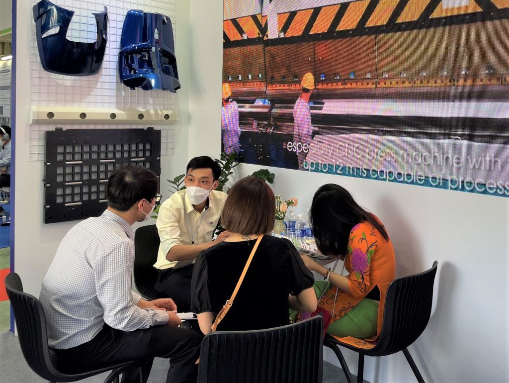 6. Nhân sự của THACO Industries giới thiệu, tư vấn về các sản phẩm cho khách hàng-edit.jpg