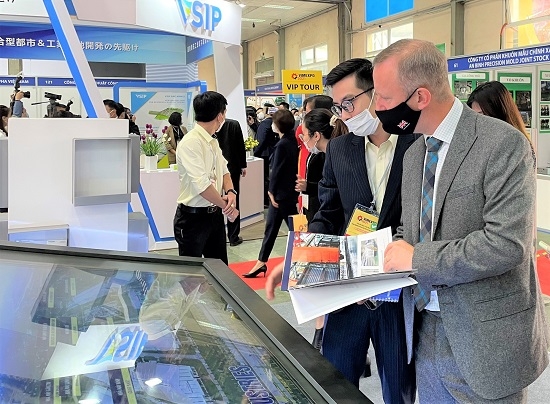 5. Các đại biểu tham quan, tìm hiểu sản phẩm của THACO Industries-edit.jpg