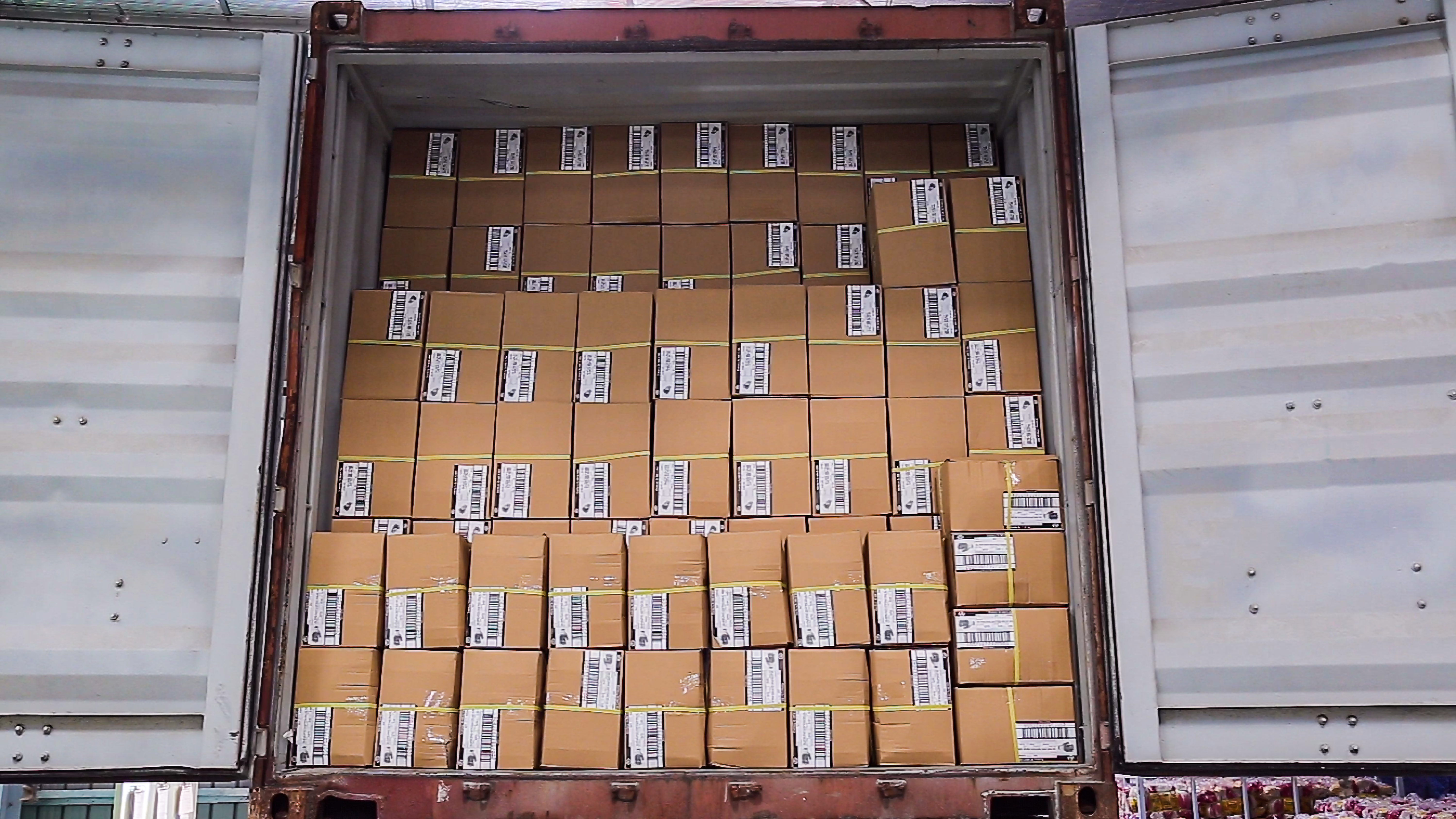 7. Đóng container kiện hàng găng tay để xuất khẩu.png