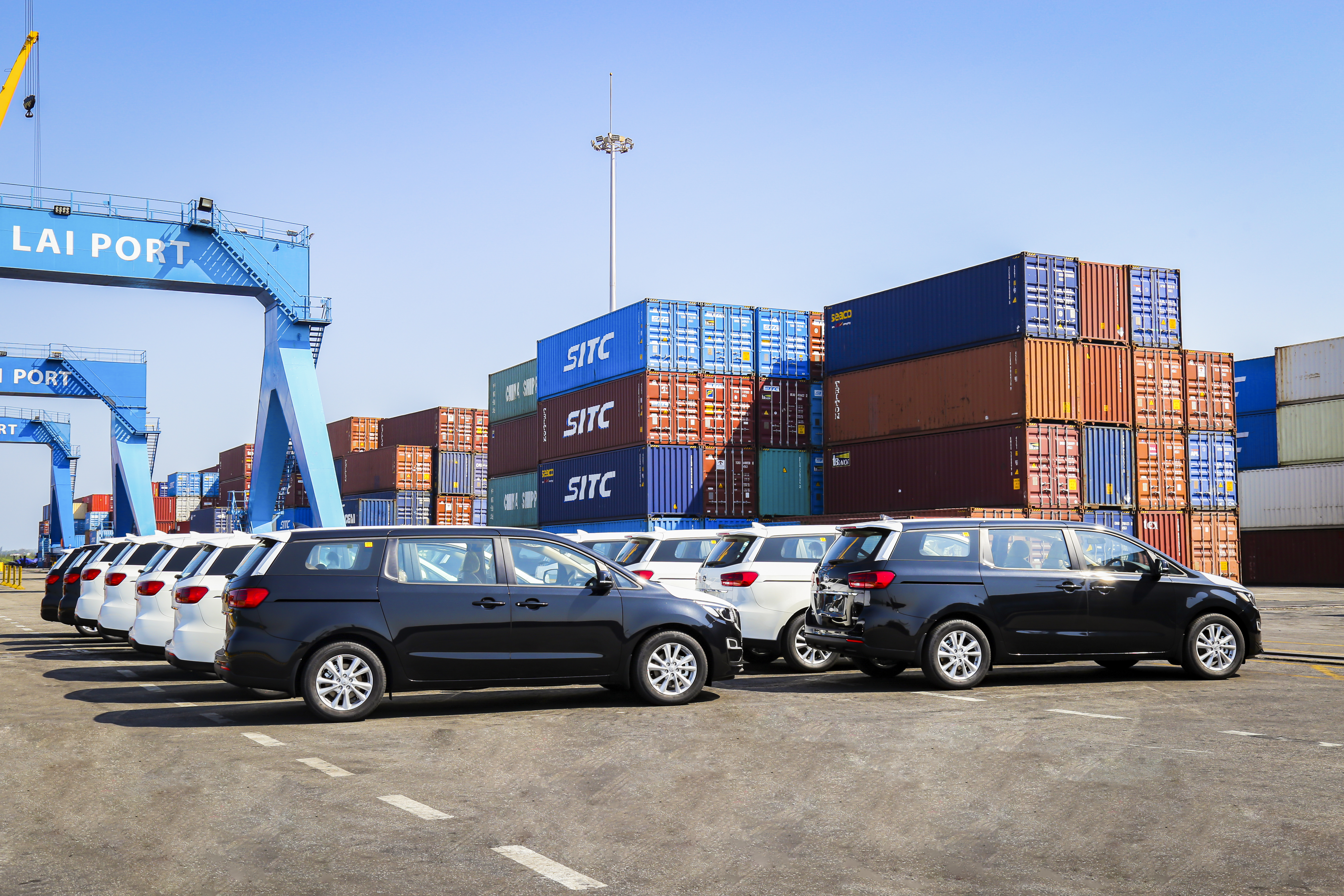 2. Xe Kia Grand Carnival 11 chỗ xuất khẩu sang Thái Lan.jpg